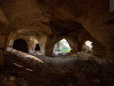 Ci ritroviamo cos� in un grande ambiente al cui centro si innalza un grosso pilastro in pietra...